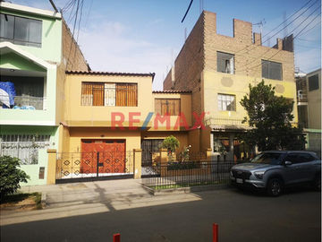 Venta De Casa Como Terreno De Dos Pisos En San Juan De Lurigancho