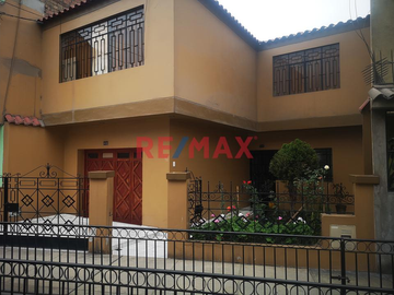 Venta De Casa Como Terreno De Dos Pisos En San Juan De Lurigancho