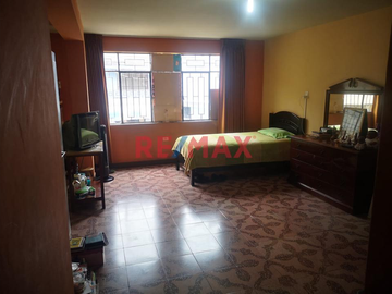 Venta De Casa Como Terreno De Dos Pisos En San Juan De Lurigancho