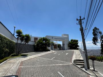 VENTA CASA LINDA SECTOR CARCELEN EXCEPCIONAL VISTA, COMODIDAD Y SEGURIDAD