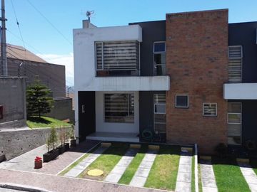 VENTA CASA LINDA SECTOR CARCELEN EXCEPCIONAL VISTA, COMODIDAD Y SEGURIDAD