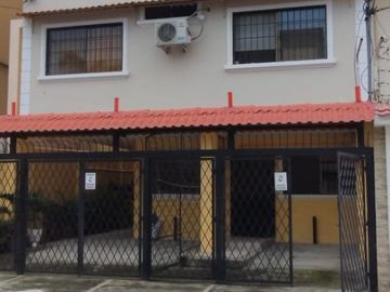 se vende edificio de 3 pisos rentero 6 departamentos DE OPORTUNIDAD