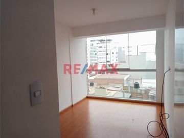 Vendo Iluminado Y Bien Distribuido Depa Con Cochera A 2 Cuadras De Pardo Miraflores
