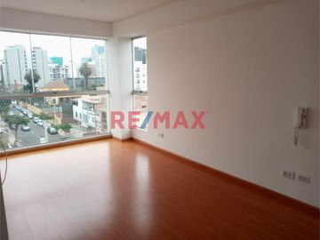 Vendo Iluminado Y Bien Distribuido Depa Con Cochera A 2 Cuadras De Pardo Miraflores