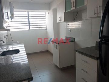 Vendo Iluminado Y Bien Distribuido Depa Con Cochera A 2 Cuadras De Pardo Miraflores