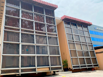 Edificio de 4 departamentos ubicado en Av. San Jorge Nueva Kennedy