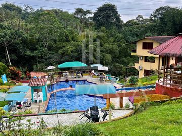 VENTA HOSTERIA FUNCIONAL EQUIPADA INVERSIÓN SANTO DOMINGO ECUADOR