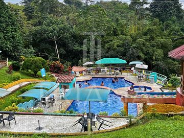 VENTA HOSTERIA FUNCIONAL EQUIPADA INVERSIÓN SANTO DOMINGO ECUADOR