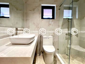 5 Bedrooms Lovely Bungalow House for Sale with Basement!