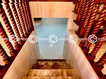 5 Bedrooms Lovely Bungalow House for Sale with Basement!