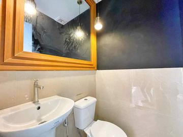 SPACIOUS MODERN SINGLE ATTACHED HOUSE AND LOT IN THE ORCHARD GREEN MEADOSW