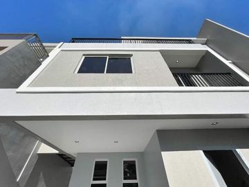 SPACIOUS MODERN SINGLE ATTACHED HOUSE AND LOT IN THE ORCHARD GREEN MEADOSW