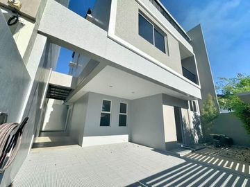 SPACIOUS MODERN SINGLE ATTACHED HOUSE AND LOT IN THE ORCHARD GREEN MEADOSW