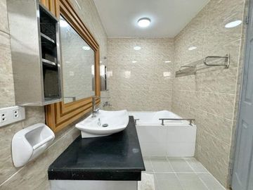 SPACIOUS MODERN SINGLE ATTACHED HOUSE AND LOT IN THE ORCHARD GREEN MEADOSW