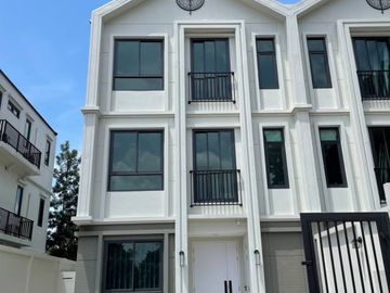 English colonate style & luxury European architecture, Pool villa ,3-storey house , back side is Mae Kha canal