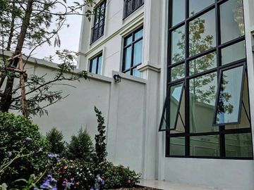 English colonate style & luxury European architecture, garden villa ,3-storey house , back side is Mae Kha canal