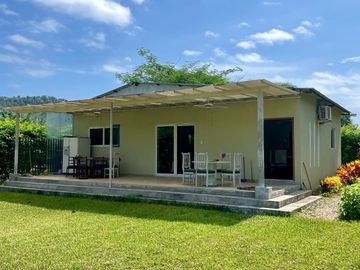 Dos Mangas, casa de estreno en amplio terreno de 1000 m2 (10763,9 sq ft) y 90m2 (968.75 sq ft) de construcción.