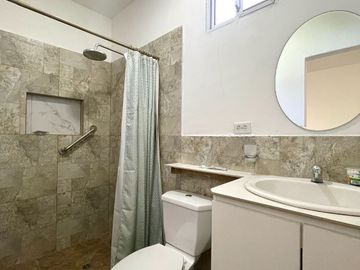 Dos Mangas, casa de estreno en amplio terreno de 1000 m2 (10763,9 sq ft) y 90m2 (968.75 sq ft) de construcción.