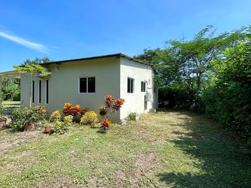 Dos Mangas, casa de estreno en amplio terreno de 1000 m2 (10763,9 sq ft) y 90m2 (968.75 sq ft) de construcción.