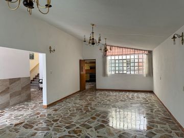 Amplia casa en venta en Villa Carmel