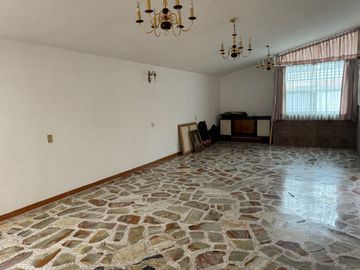 Amplia casa en venta en Villa Carmel