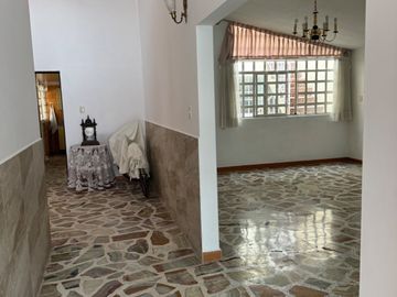 Amplia casa en venta en Villa Carmel