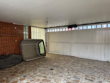 Amplia casa en venta en Villa Carmel