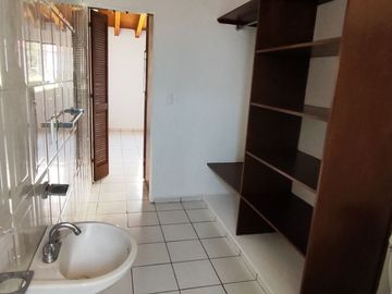 Se vende casa sola de 4 recámaras al norte de Cuernavaca, Morelos. Muy cerca de la UNILA y la autopista