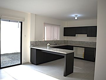 Casa en Venta en Urbanizacion Arboleia, Av. 25 de Junio Km 5 1/2, Machala, Ecuador
