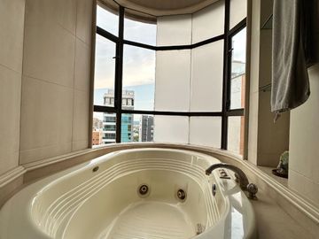 VENTA HERMOSO APARTAMENTO DE 350 METROS EN EL GOLF