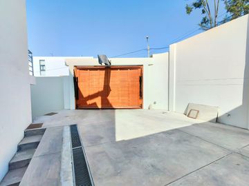 Se Vende Moderna Casa En La Residencial La Angostura