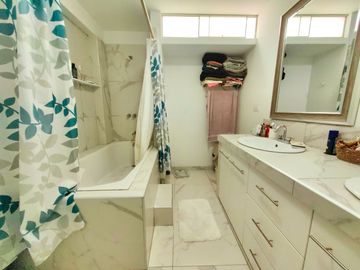 Se Vende Moderna Casa En La Residencial La Angostura