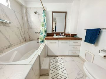 Se Vende Moderna Casa En La Residencial La Angostura