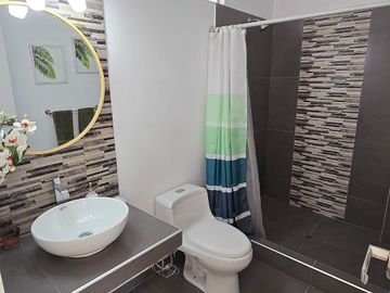 Se Vende Moderna Casa En La Residencial La Angostura