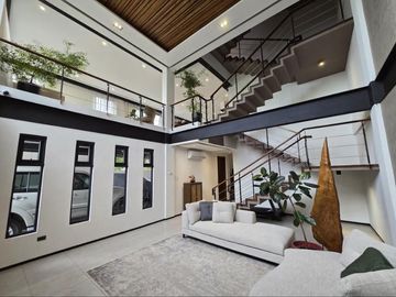 PAG - FOR SALE: 6-Bedroom Single-Family House in Malanday, Marikina City