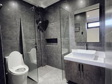 PAG - FOR SALE: 6-Bedroom Single-Family House in Malanday, Marikina City