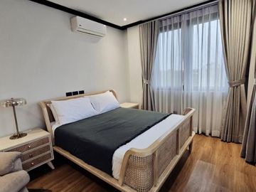 PAG - FOR SALE: 6-Bedroom Single-Family House in Malanday, Marikina City