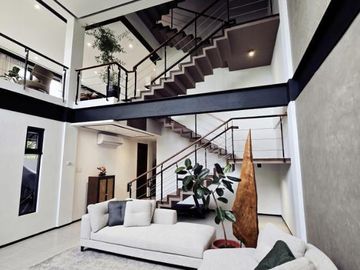 PAG - FOR SALE: 6-Bedroom Single-Family House in Malanday, Marikina City