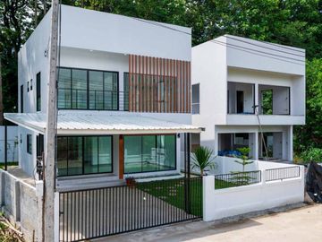 Beautiful brand new house for sale modern style in Sanpeesuea area, Close to Pakhoi Market