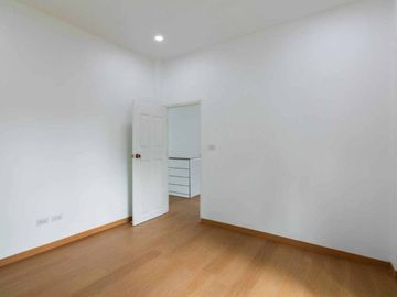 Beautiful brand new house for sale modern style in Sanpeesuea area, Close to Pakhoi Market