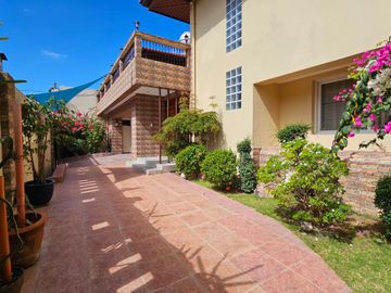 WELL MAINTAINED SINGLE DETACHED HOUSE AND LO WITH SWIMMINNG POOL IN BF HOMES PARAÑAQUE CITY