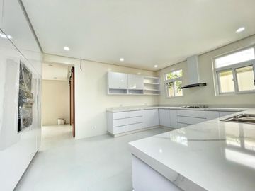 BRAND NEW MODERN ALLURING HOUSE & LOT FOR SALE BF HOMES