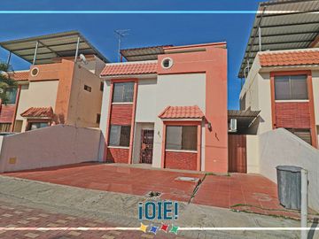 Casa de 3 dormitorios en Venta en Urbanizacion Mar Azul, Manta, Ecuador.