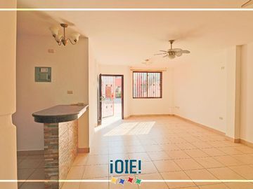 Casa de 3 dormitorios en Venta en Urbanizacion Mar Azul, Manta, Ecuador.