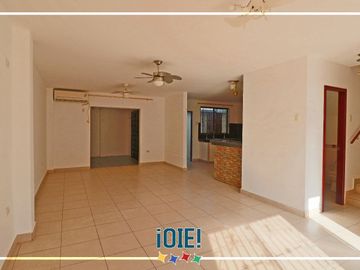 Casa de 3 dormitorios en Venta en Urbanizacion Mar Azul, Manta, Ecuador.