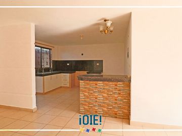 Casa de 3 dormitorios en Venta en Urbanizacion Mar Azul, Manta, Ecuador.