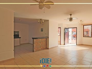 Casa de 3 dormitorios en Venta en Urbanizacion Mar Azul, Manta, Ecuador.