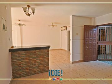 Casa de 3 dormitorios en Venta en Urbanizacion Mar Azul, Manta, Ecuador.