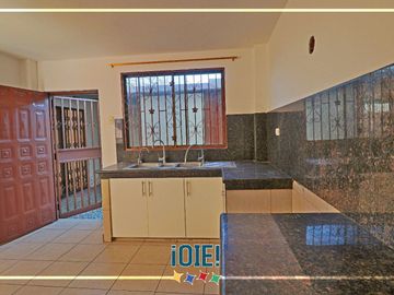Casa de 3 dormitorios en Venta en Urbanizacion Mar Azul, Manta, Ecuador.
