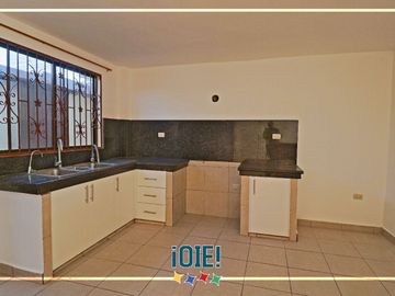 Casa de 3 dormitorios en Venta en Urbanizacion Mar Azul, Manta, Ecuador.
